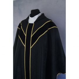 Ornat semi gotycki + stuła, kolor czarny, aksamitny pas (64K)