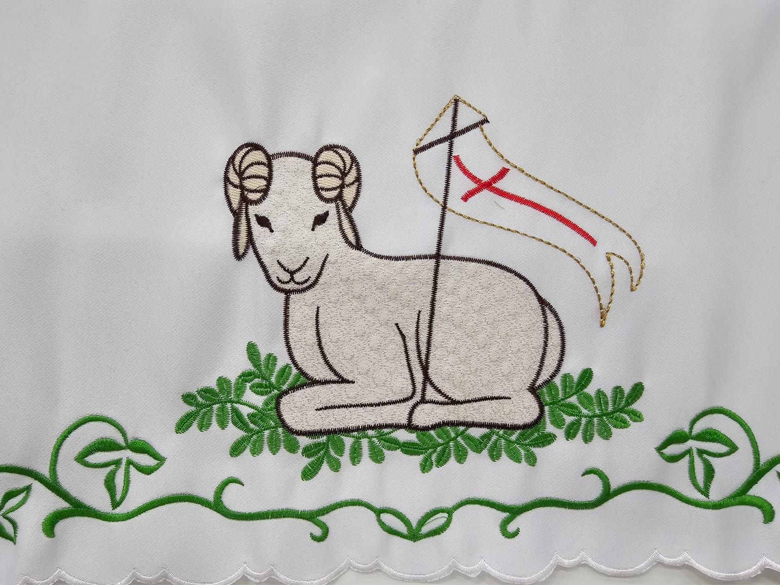 Obrus ołtarzowy wielkanocny, haftowany Baranek Boży (243)