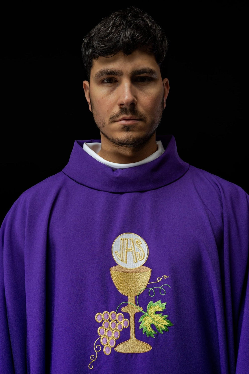 Ornat haftowany kielich, IHS i winogrona - fioletowy (H49)