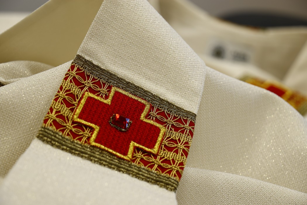 Elegancki ornat z delikatnej tkaniny - zdjęcie 3