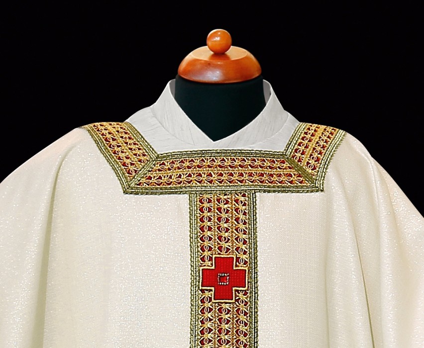 Elegancki ornat z delikatnej tkaniny - zdjęcie 5