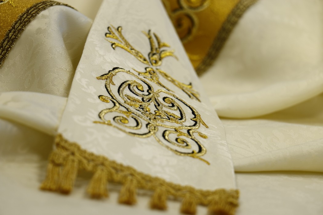 Ornat z delikatnej, ozdobnej tkaniny adamaszek - ecru - zdjęcie 4