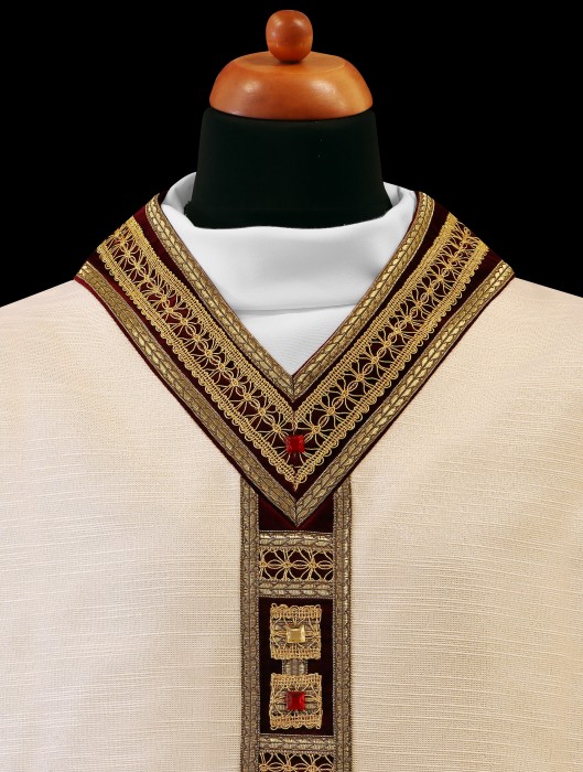 Elegancki ornat z ozdobnymi kamieniami - zdjęcie 2
