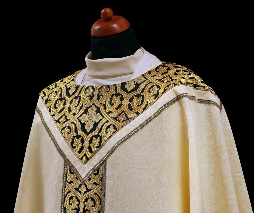 Ornat liturgiczny z czarno złotym brokatem bez kołnierza - zdjęcie 2