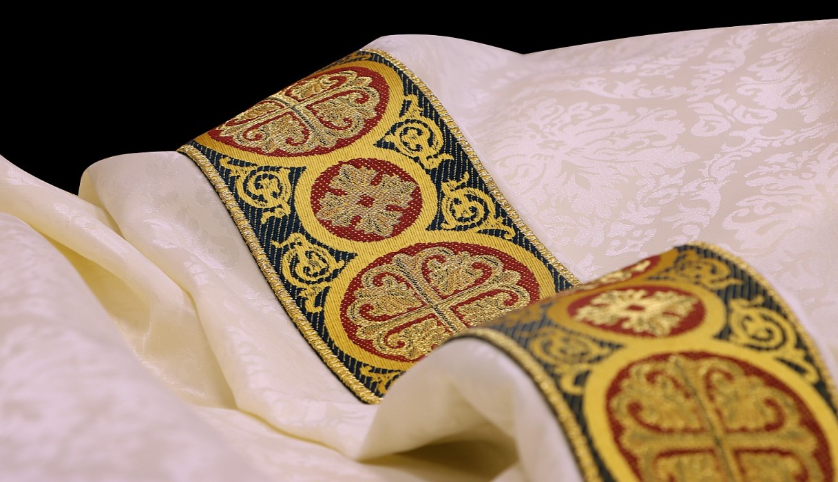 Ornat liturgiczny bez kołnierza w stylu semigotyckim - zdjęcie 2