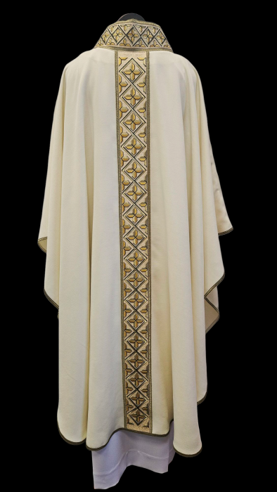 Ornat liturgiczny z bogatym haftem krzyży - zdjęcie 2