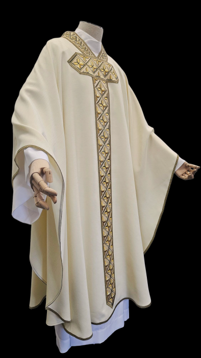 Ornat liturgiczny z bogatym haftem krzyży - zdjęcie 3