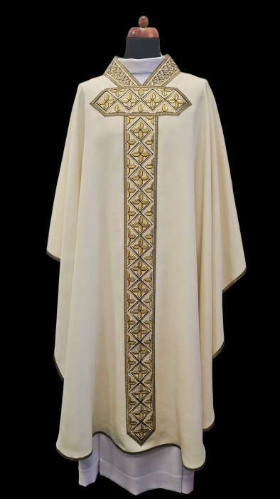 Ornat liturgiczny z bogatym haftem krzyży