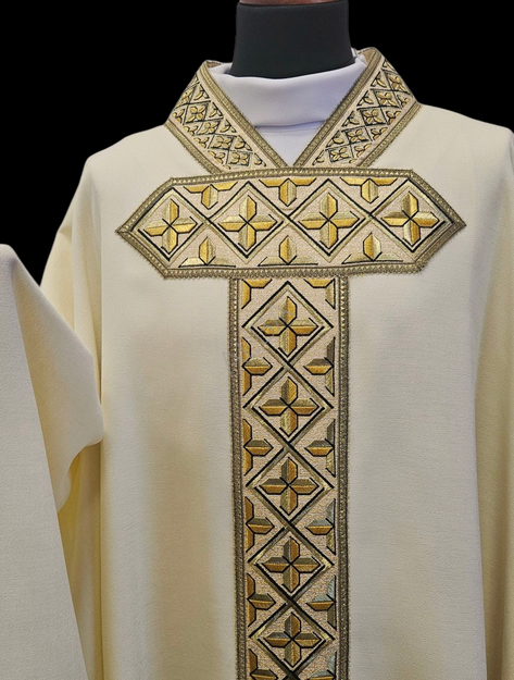 Ornat liturgiczny z bogatym haftem krzyży - zdjęcie 4