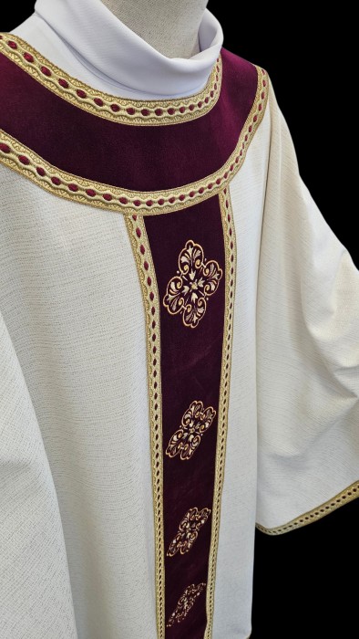 Wełniany ornat kapłański złoto-kremowy z haftowanymi ornamentami na aksamicie - zdjęcie 3