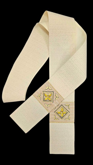 Elegancki wełniany ornat kapłański z bogato haftowanym ornamentem - zdjęcie 2