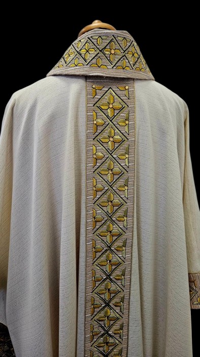 Elegancki wełniany ornat kapłański z bogato haftowanym ornamentem - zdjęcie 4