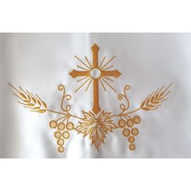 Obrus ołtarzowy z haftowanym złotym krzyżem z promieniami