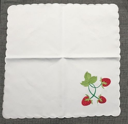 Serweta haftowana - Poziomki 37x37 cm - zdjęcie 2 - Serweta haftowana - Poziomki 37x37 cm