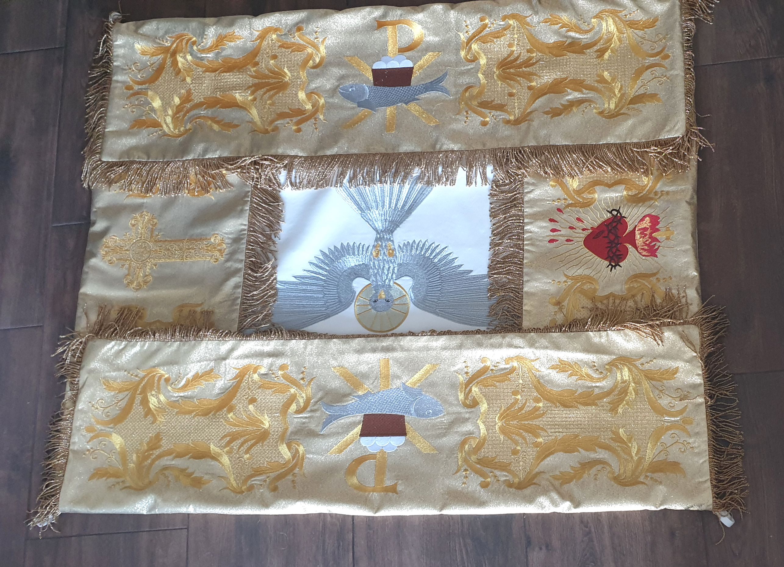 Baldachim  haftowany na 4 drzewce (T)