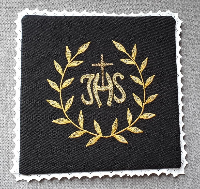 Palka haftowana czarna IHS + ornament