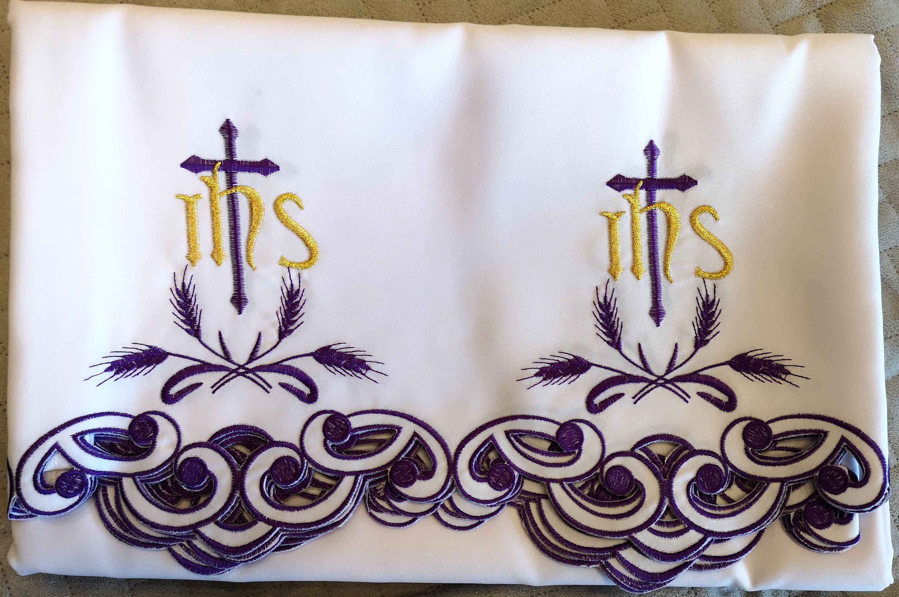 Obrus ołtarzowy haftowany - Krzyż IHS (64) - zdjęcie 2 - Obrus ołtarzowy haftowany - Krzyż IHS (64)