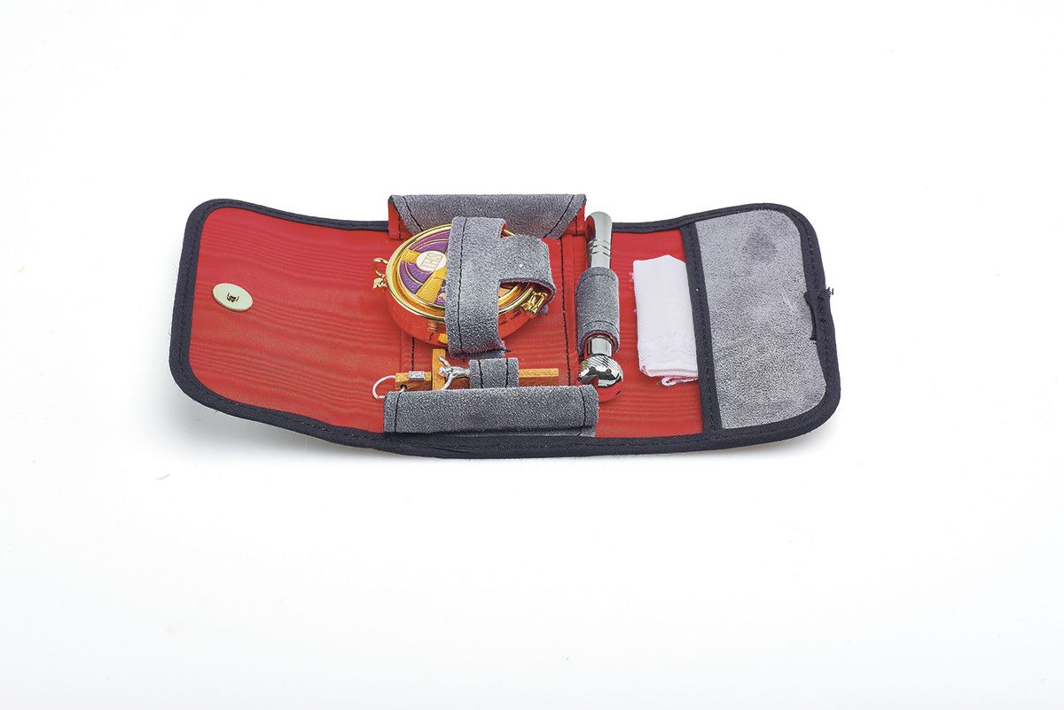 Bursa z wyposażeniem liturgicznym (17)