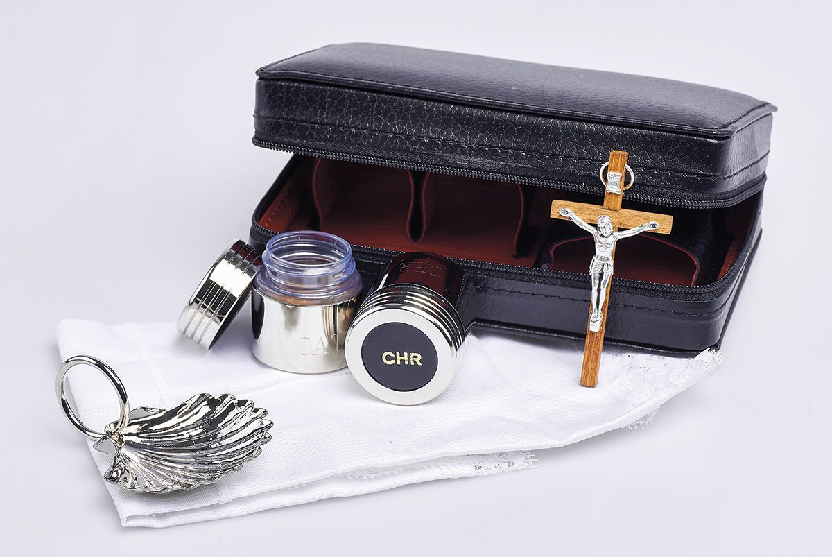 Bursa z wyposażeniem liturgicznym do chrztu