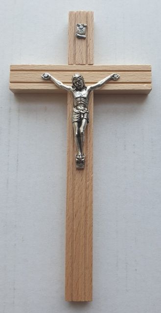 Krzyż drewniany wiszący, frezowany 20,5 cm