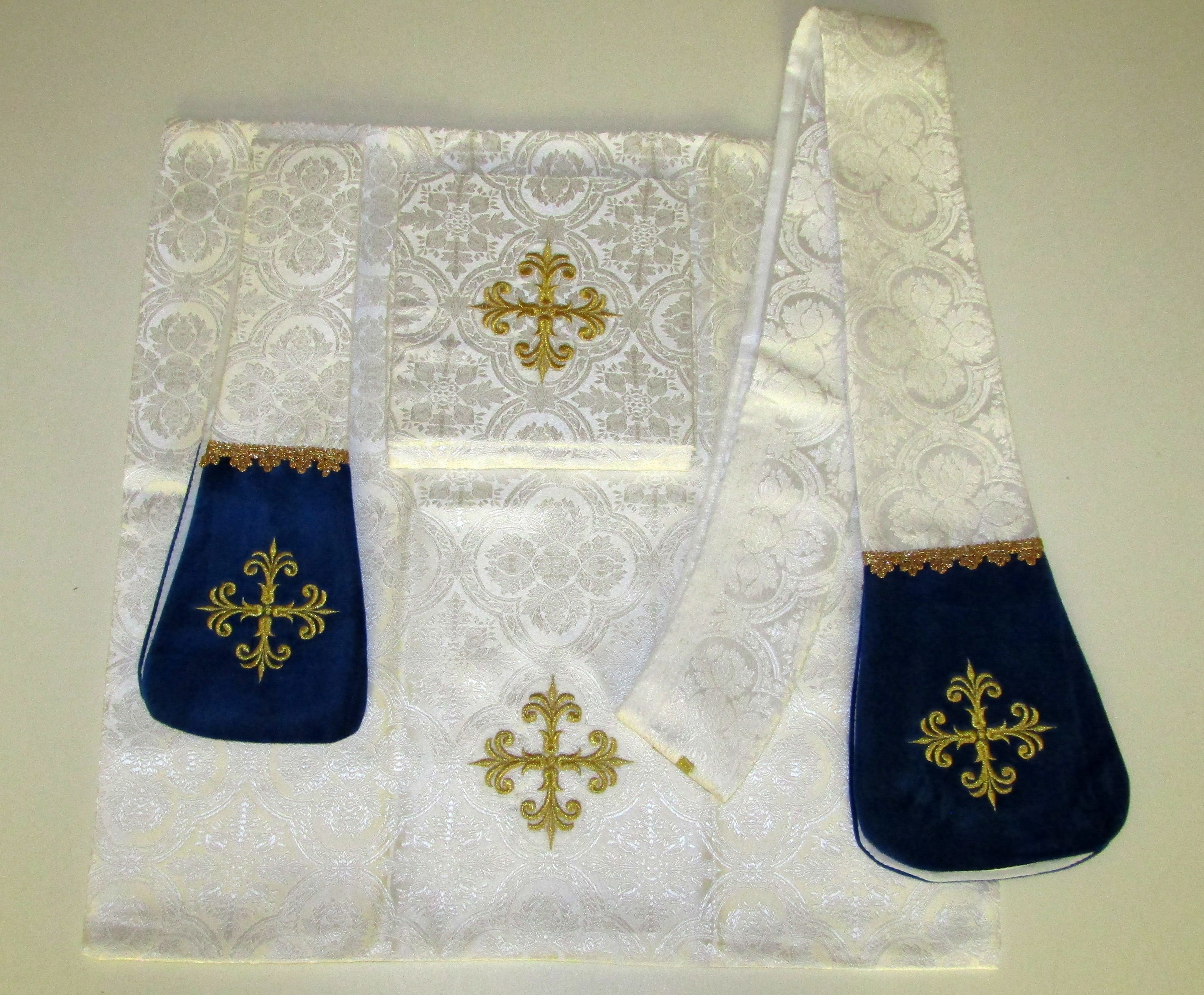 Ornat rzymski haftowany Matka Boża Szkaplerzna - zdjęcie 3 - Ornat rzymski haftowany Matka Boża Szkaplerzna