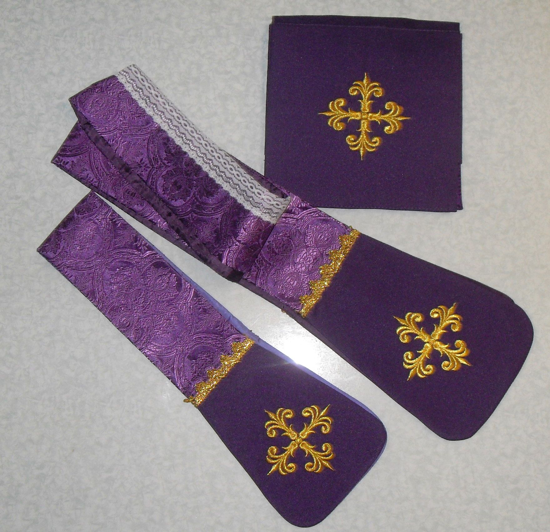 Ornat rzymski fioletowy, rozeta IHS  (57) - zdjęcie 3 - Ornat rzymski fioletowy, rozeta IHS  (57)