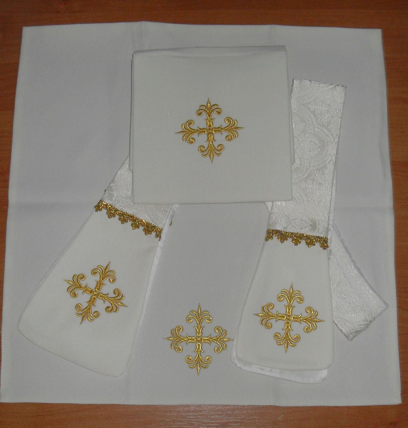 Ornat rzymski biały, rozeta IHS (58) - zdjęcie 3 - Ornat rzymski biały, rozeta IHS (58)