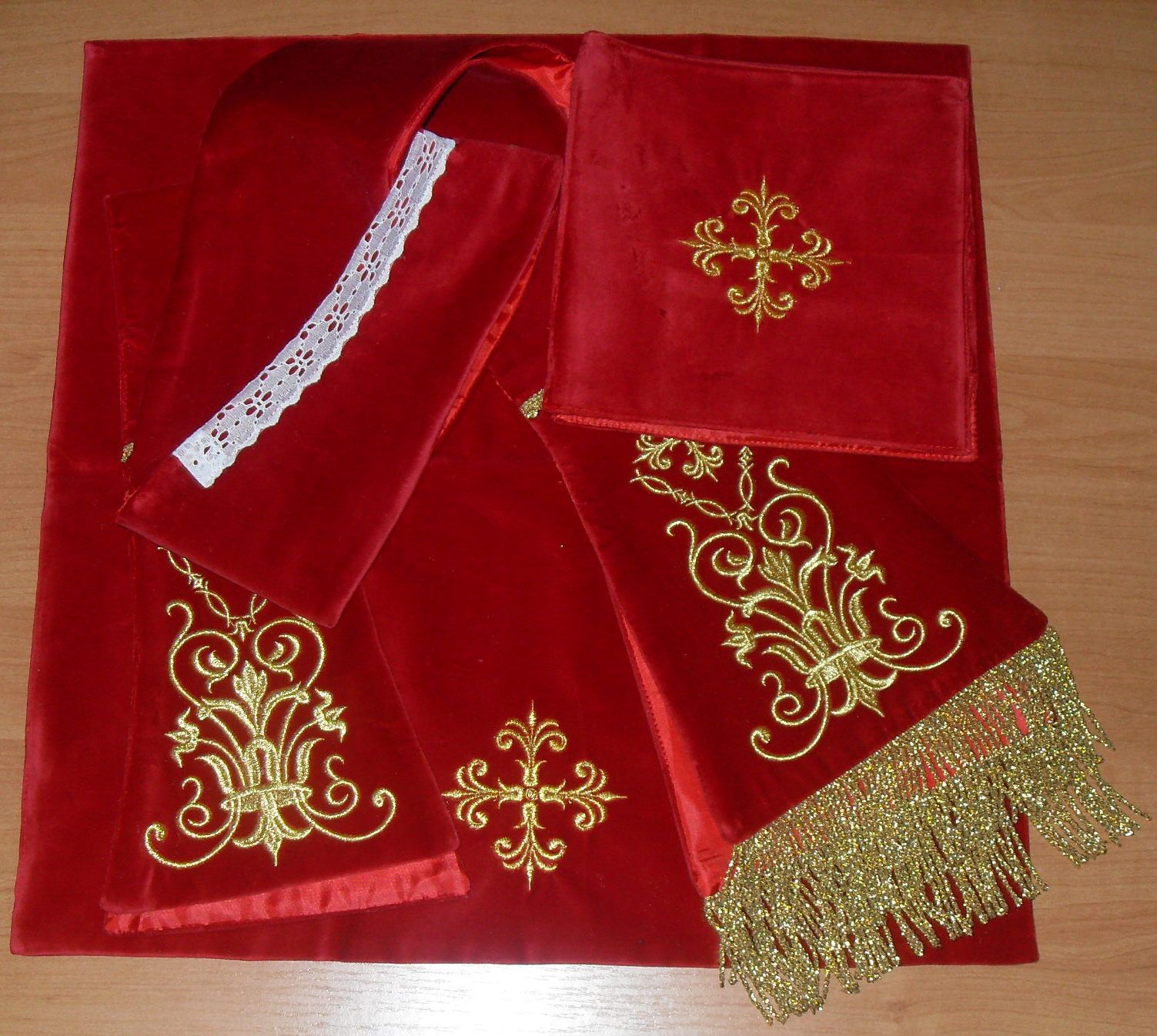Ornat rzymski haftowany motyw Baranka, aksamit (67) - zdjęcie 3 - Ornat rzymski haftowany motyw Baranka, aksamit (67)