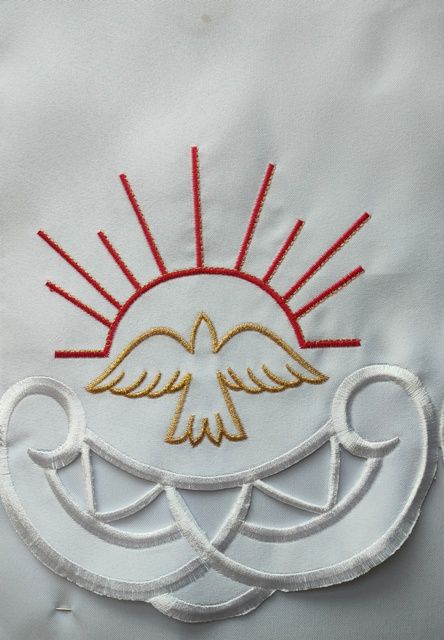Obrus ołtarzowy haftowany - wzór Duch Święty (142) - zdjęcie 2 - Obrus ołtarzowy haftowany - wzór Duch Święty (142)