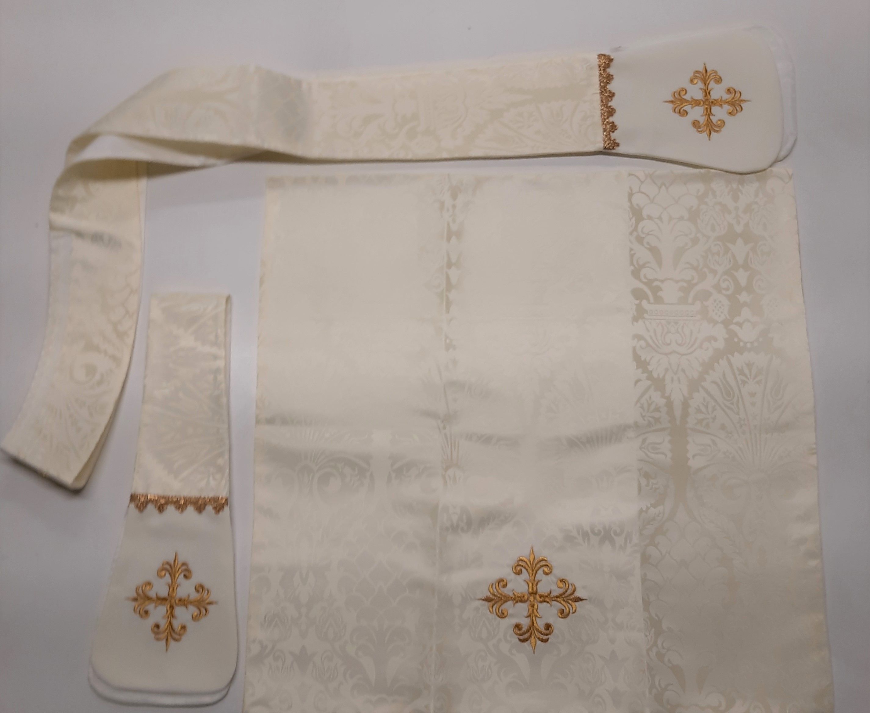 Ornat rzymski haftowany z wizerunkiem MB z Lourdes - zdjęcie 3 - Ornat rzymski haftowany z wizerunkiem MB z Lourdes