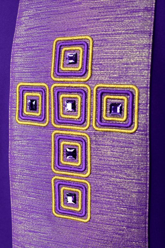 Ornat haftowany fioletowy - ozdobne kamienie (11) - zdjęcie 2 - Ornat haftowany fioletowy - ozdobne kamienie (11)