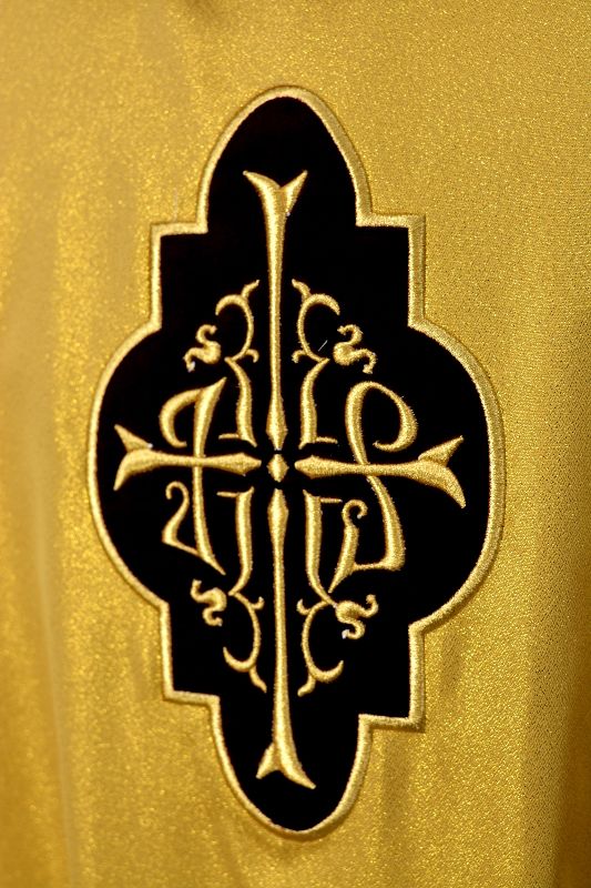 Ornat złoty z haftowaną aplikacją z aksamitu (13) - zdjęcie 2 - Ornat złoty z haftowaną aplikacją z aksamitu (13)