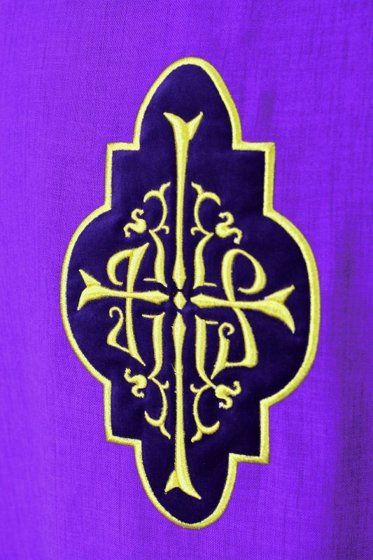 Ornat fioletowy z haftowaną aplikacją z aksamitu (13) - zdjęcie 2 - Ornat fioletowy z haftowaną aplikacją z aksamitu (13)