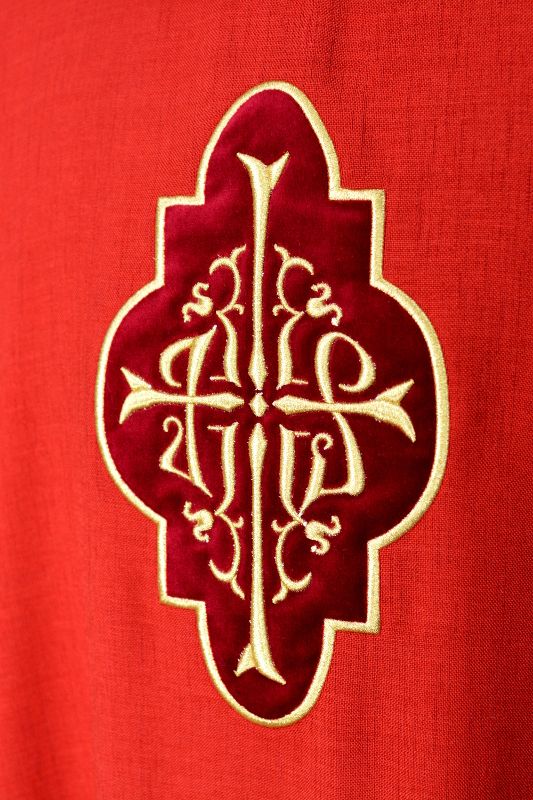 Ornat czerwony z haftowaną aplikacją z aksamitu (13) - zdjęcie 2 - Ornat czerwony z haftowaną aplikacją z aksamitu (13)
