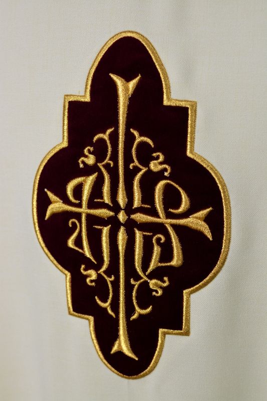 Ornat ecru z haftowaną aplikacją z aksamitu (13) - zdjęcie 2 - Ornat ecru z haftowaną aplikacją z aksamitu (13)