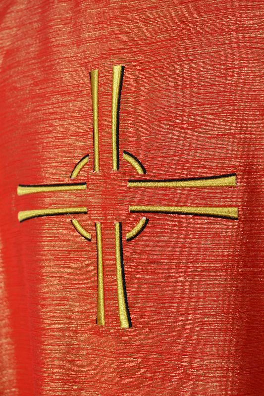 Ornat czerwony haftowany - krzyż (18) - zdjęcie 2 - Ornat czerwony haftowany - krzyż (18)