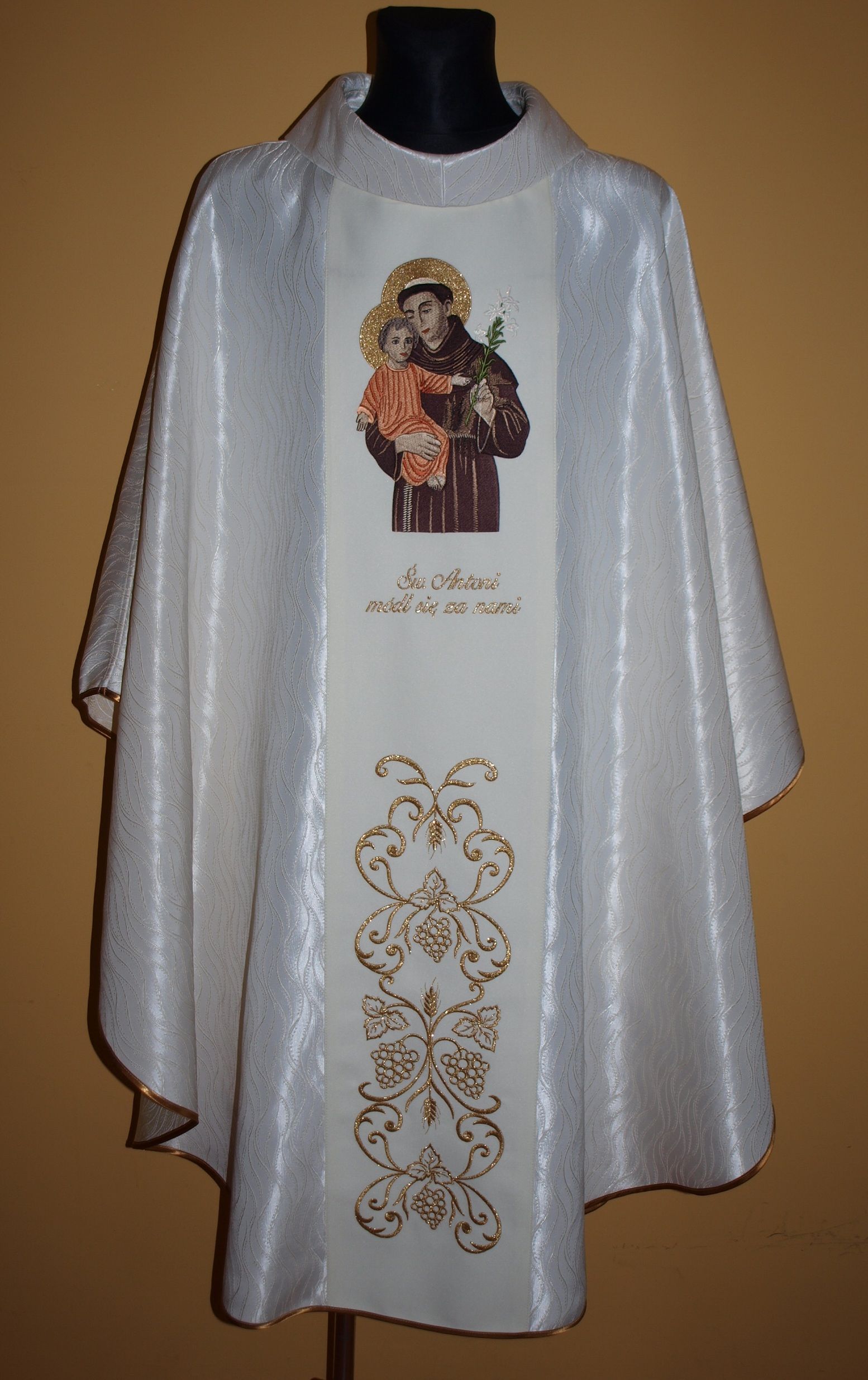 Ornat haftowany z wizerunkiem Świętego Antoniego