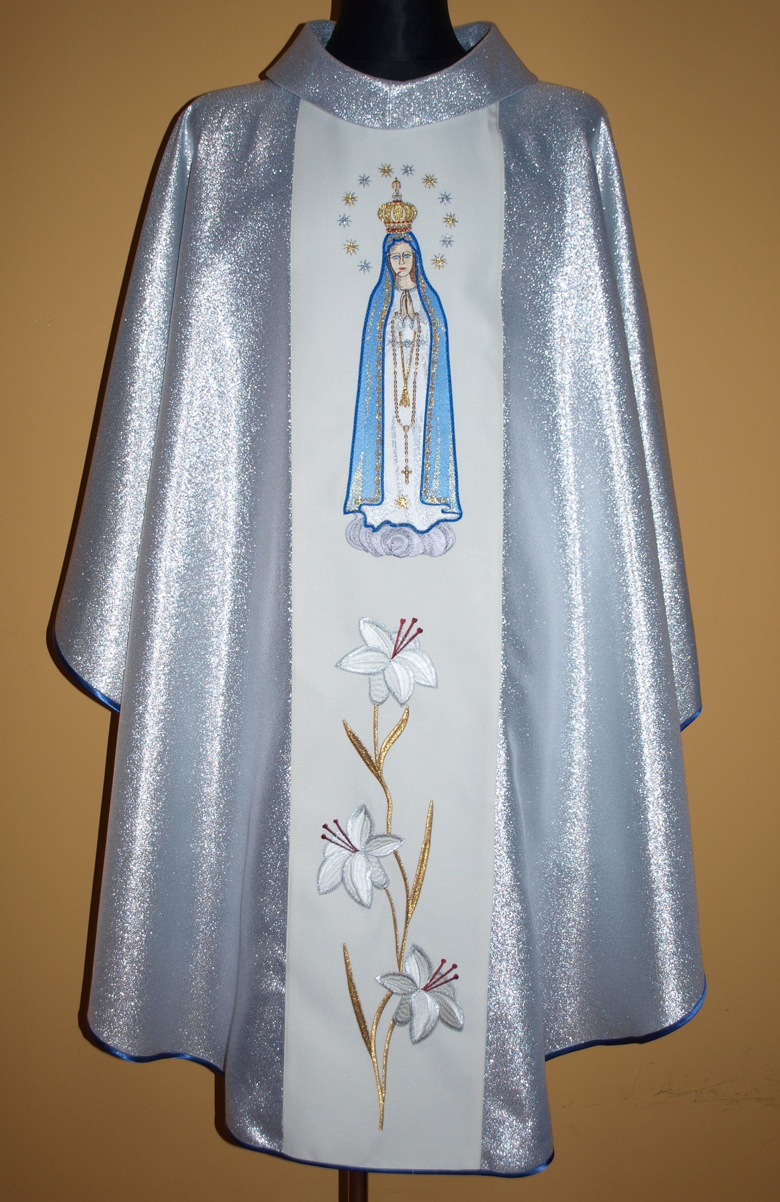 Ornat haftowany z wizerunkiem Matki Bożej Różańcowej