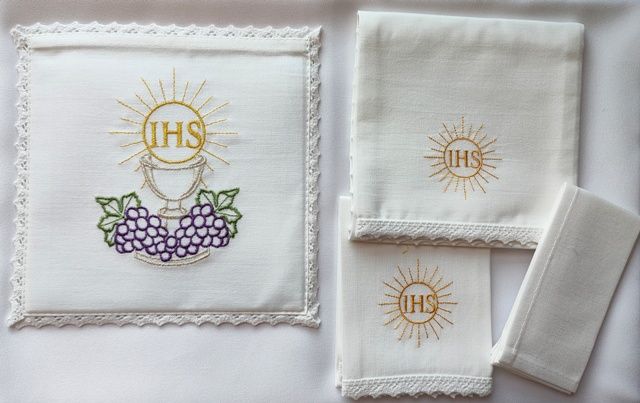 Bielizna kielichowa - Hostia, IHS