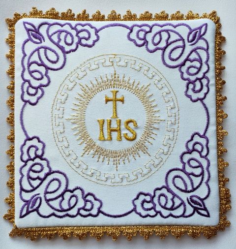 Palka haftowana biała, fiolet IHS (5)