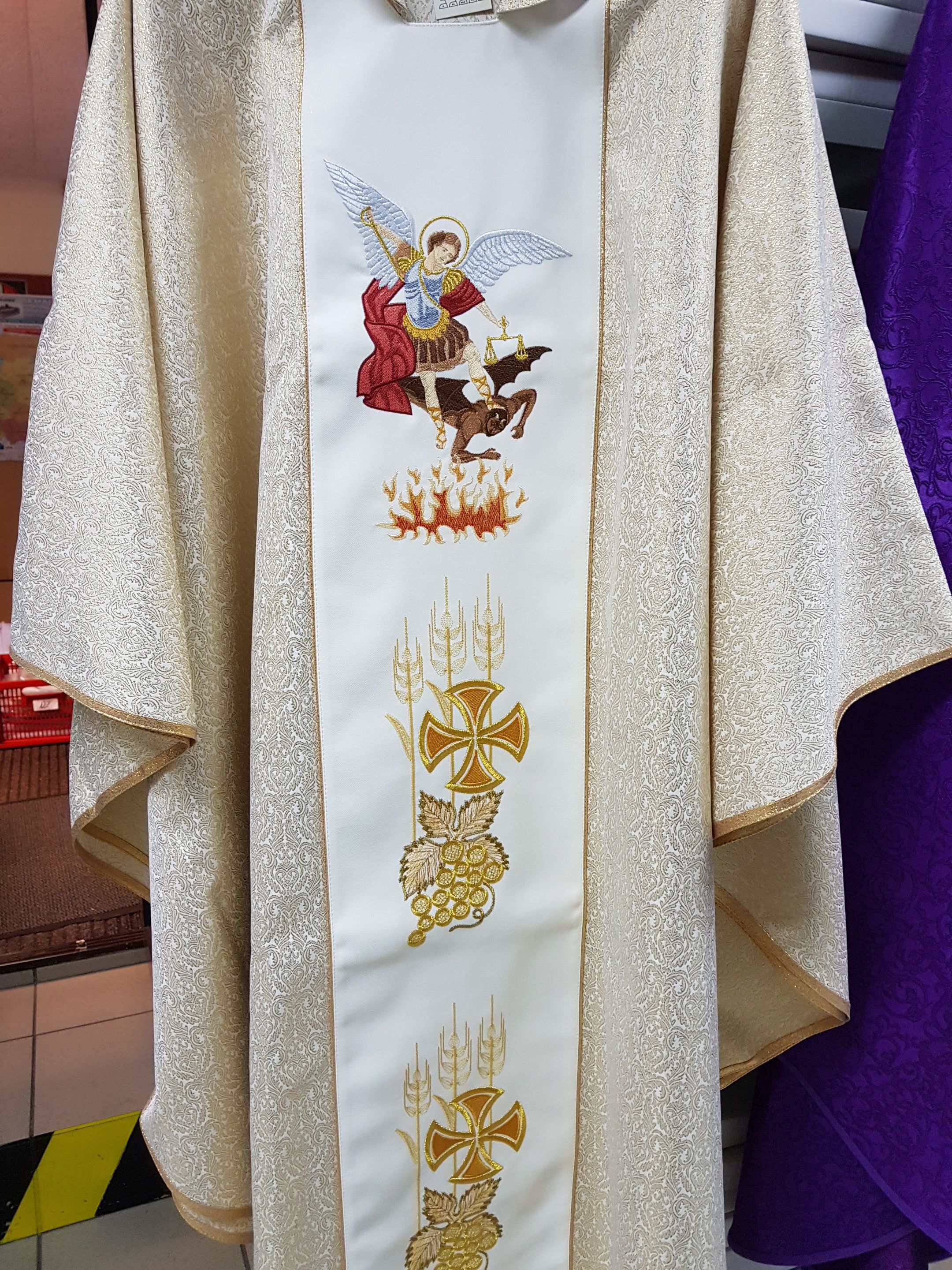Ornat haftowany Michał Archanioł - zdjęcie 2 - Ornat haftowany Michał Archanioł
