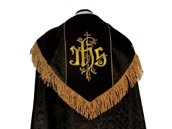 Kapa haftowana - IHS czarna - rozeta (1)