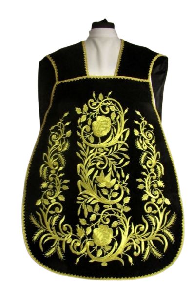 Ornat rzymski haftowany motyw Baranka, aksamit (68) - zdjęcie 2 - Ornat rzymski haftowany motyw Baranka, aksamit (68)