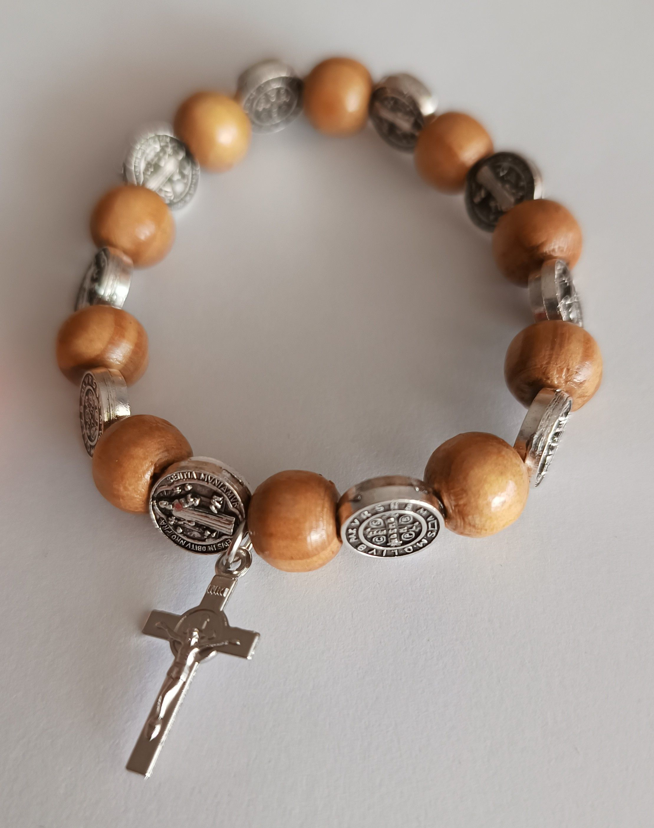 Bransoletka z symboliką św. Benedykta - drewniana - zdjęcie 2 - Bransoletka z symboliką św. Benedykta - drewniana