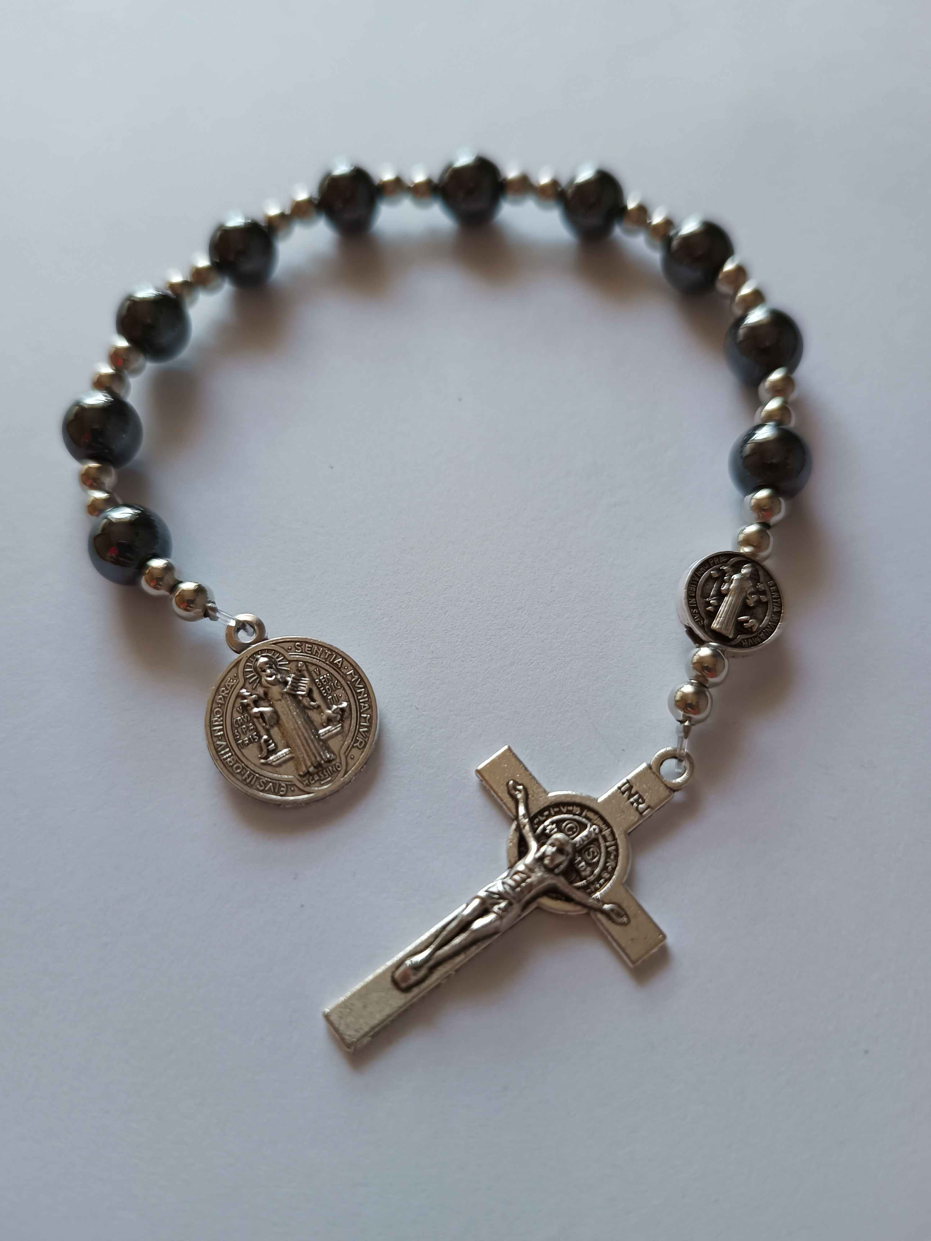 Dziesiątka różańca - Św. Benedykt (hematyt - 8 mm) - zdjęcie 3 - Dziesiątka różańca - Św. Benedykt (hematyt - 8 mm)