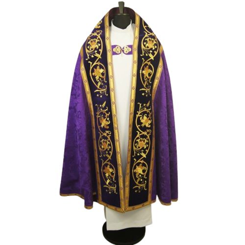 Kapa rzymska haftowana, fioletowa z dodatkami złotymi (90) - zdjęcie 2 - Kapa rzymska haftowana, fioletowa z dodatkami złotymi (90)