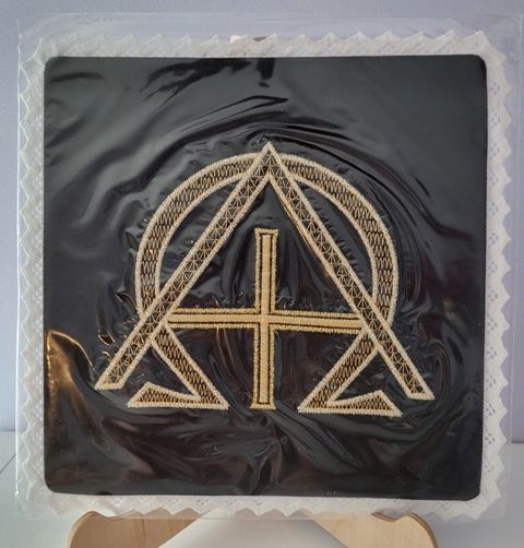 Palka haftowana czarna, Alfa i Omega