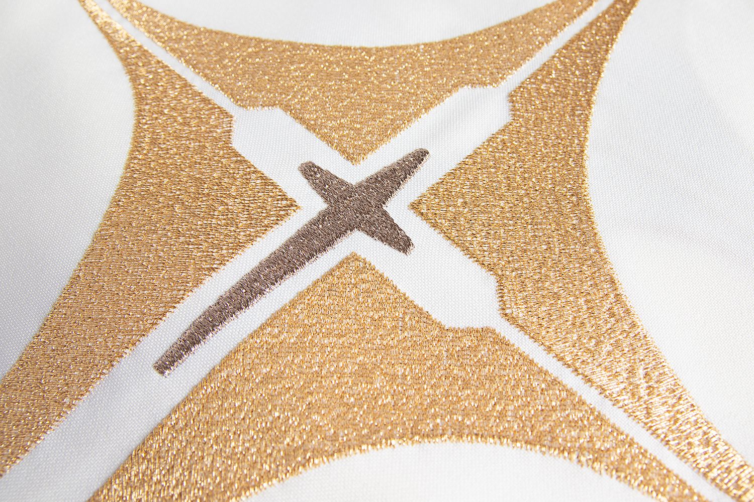 Ornat haftowany z symbolem Krzyża- ecru (H2) - zdjęcie 3 - Ornat haftowany z symbolem Krzyża- ecru (H2)