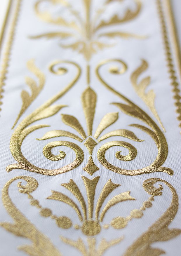 Ornat haftowany z ozdobnym pasem - ecru (H4) - zdjęcie 3 - Ornat haftowany z ozdobnym pasem - ecru (H4)