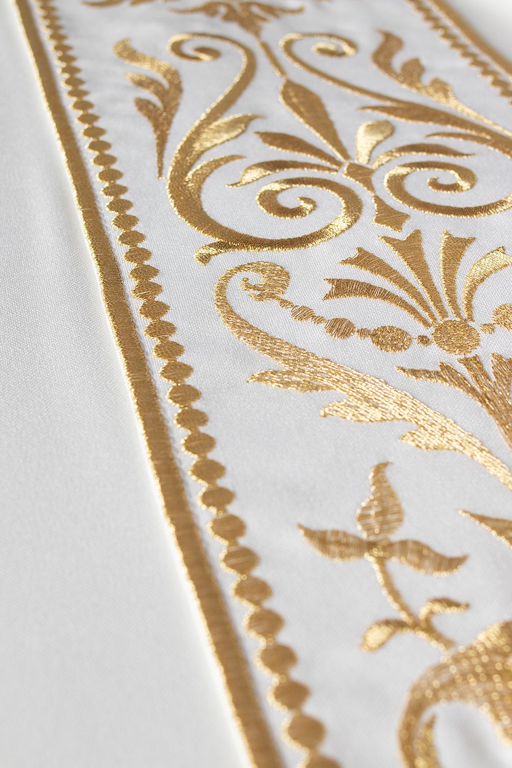 Ornat haftowany z ozdobnym pasem - ecru (H4) - zdjęcie 4 - Ornat haftowany z ozdobnym pasem - ecru (H4)